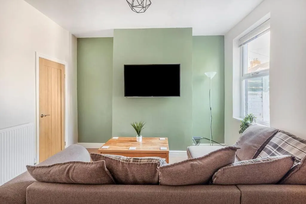Jefferson 4 Bed, 5 Guests Villa Goole